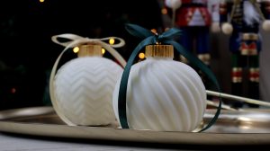 Коледна Соева свещ „Топка орнамент“ 1 Коледна Соева свещ „Топка орнамент“